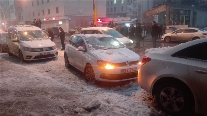 Çatıdan düşen kar, araçlarda hasar oluşturdu