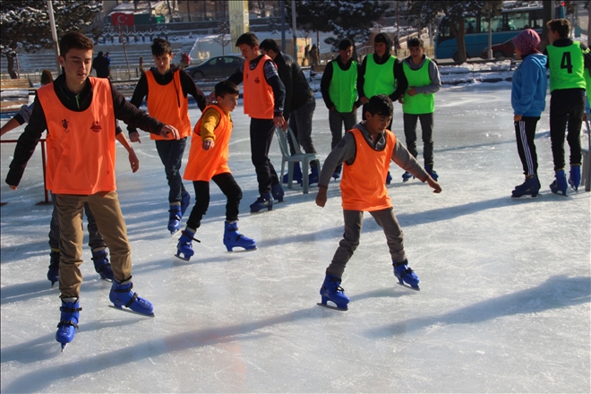 Afganlı ve Suriyeli çocuklar buz pateni öğreniyor