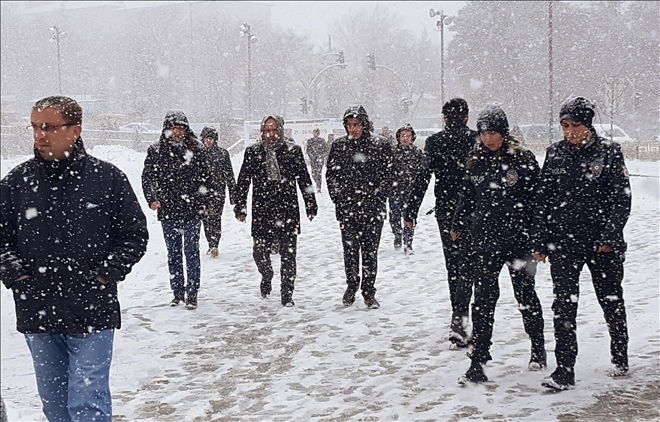 Doğu´da vatandaşlar sandığa kar yağışı altında gitti
