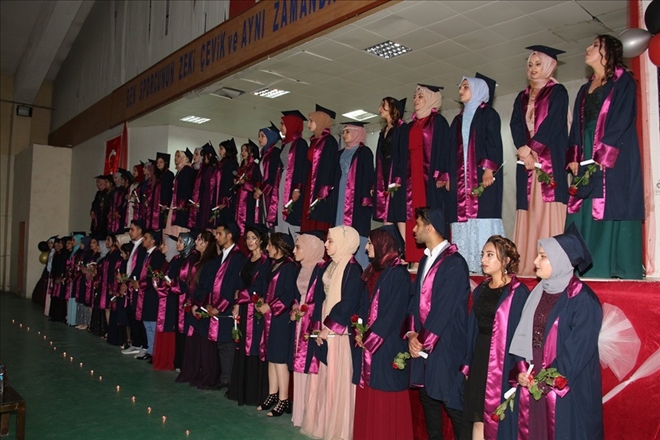 Oltu İbn-i Sina Mesleki ve Teknik Anadolu Lisesi´nden coşkulu mezuniyet programı 