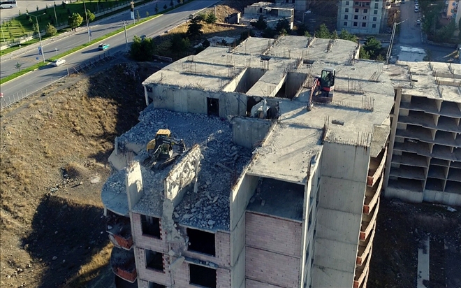    New City konutları inşaatı yıkılıyor