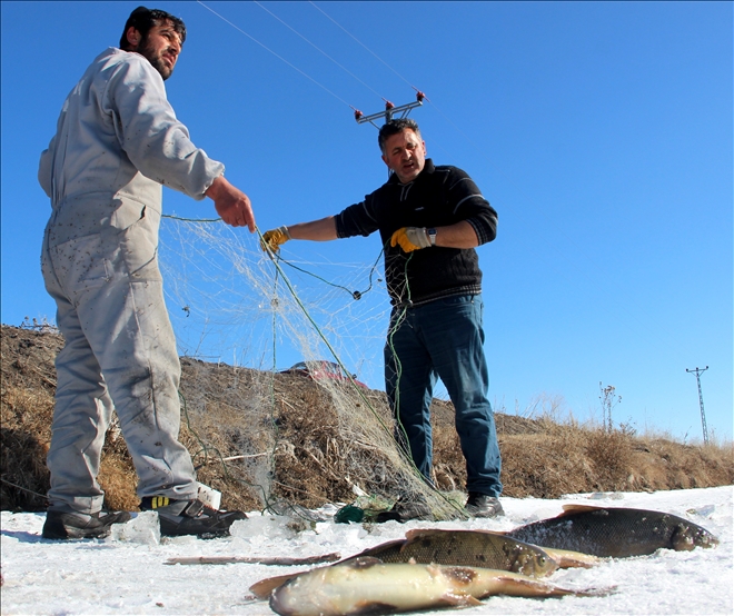 Soğuk kış günlerinin vazgeçilmez aktivitesi: Eskimo usulü balık avı