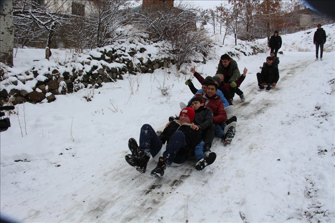 Çocuklar poşetle kayarak karın ve tatilin keyfini çıkardı