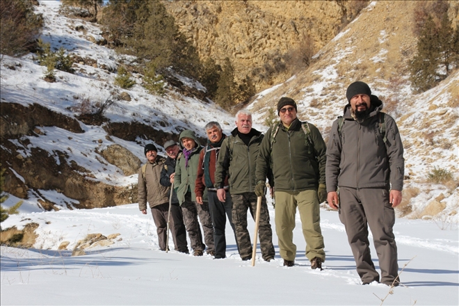 Doğaseverlerin karda trekking keyfi