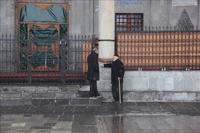 Cuma namazı için camilere gelen yaşlılar kapılarda bekledi