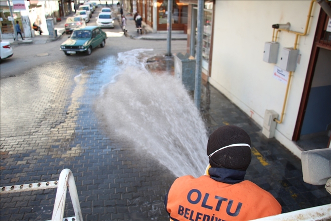 Oltu Belediyesi dezenfekte su ile caddeleri yıkıyor
