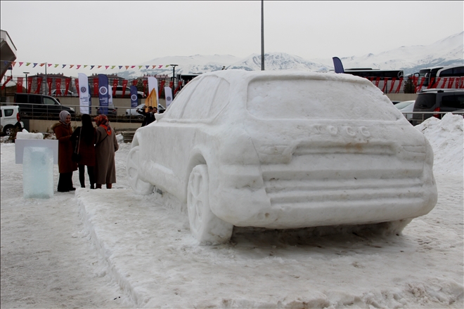 Yerli otomobilin buzdan heykelini yaptılar     (Video)