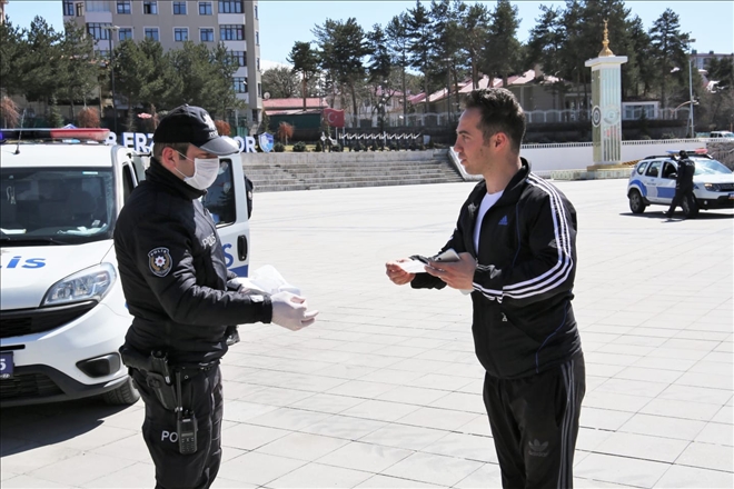 Erzurum´da polisler sokaklarda maske dağıttı