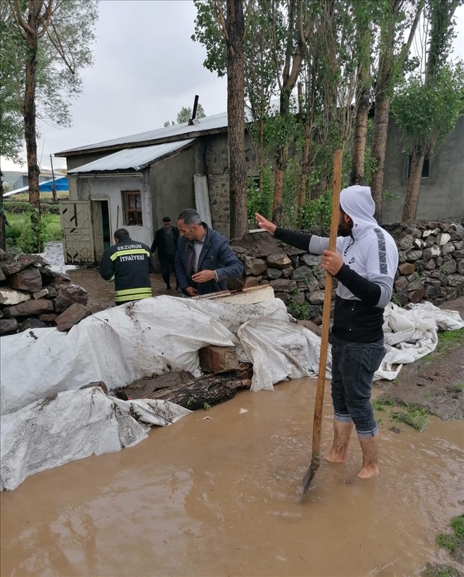 Yağış sonrası dere taştı, evleri su bastı