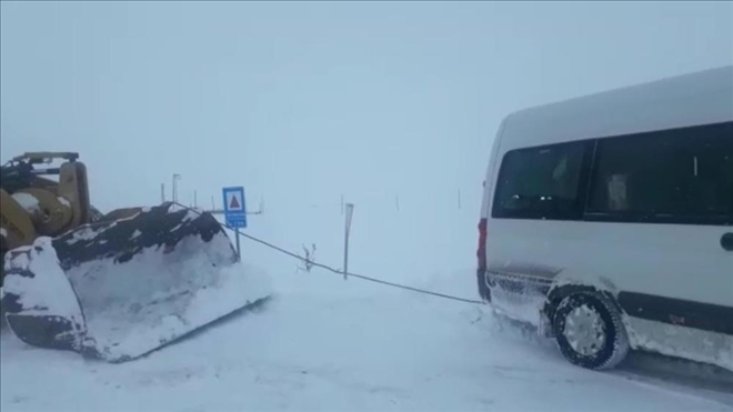 Buzlu yolda şarampole düşen midibüs yol açma dozeri ile kurtarıldı