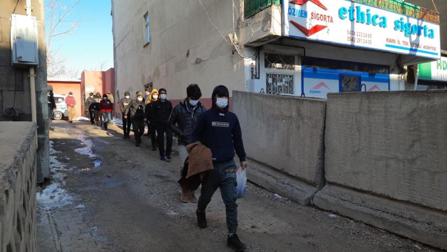 Kars’ta yakalanan 28 düzensiz göçmen sınır dışı edilecek