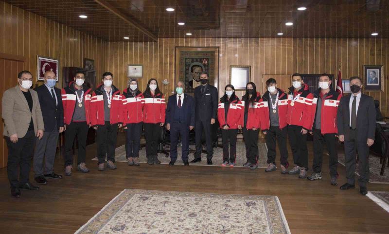 Curling milli takımı sporcuları Atatürk Üniversitesinde
