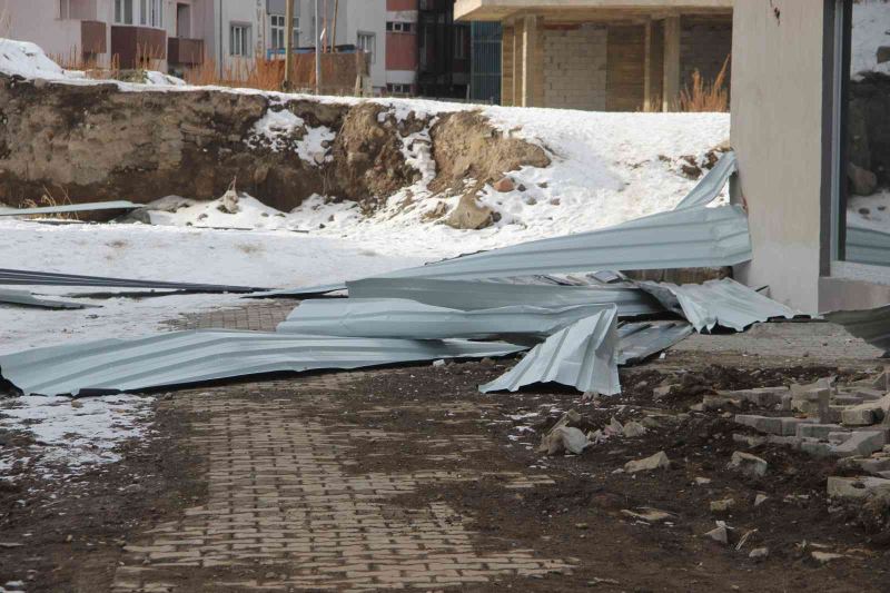 Erzurum’da şiddetli fırtına hayatı felç etti, okulların çatıları kağıt gibi uçtu
