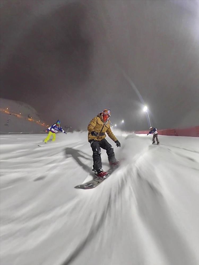 Palandöken Kayak Merkezi´nde snowboardçuların gece kayağı gösterisi nefes kesti