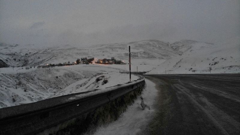 Erzincan’ın yüksek kesimlerinde kar yağışı etkili oluyor
