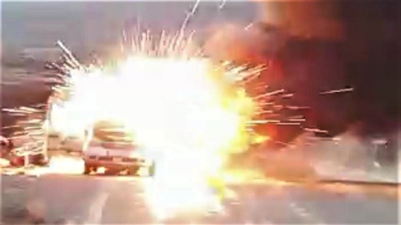 Elazığ’da otomobil alev alev yandı, patlama sesleri korkuttu
