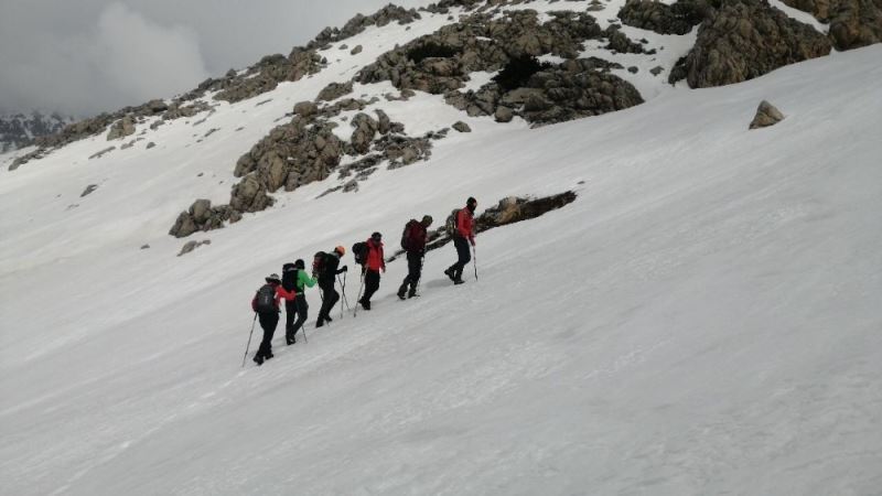 Dağcılar, 7 saatte 3 bin 180 rakımlı karla kaplı Mercan Dağları’na tırmandı
