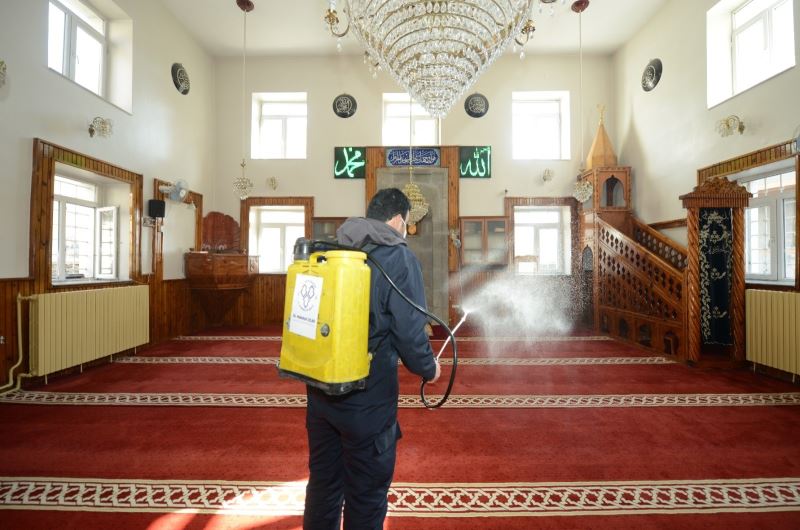 Camii ve mescitlerde bahar temizliği ve dezenfeksiyon çalışması
