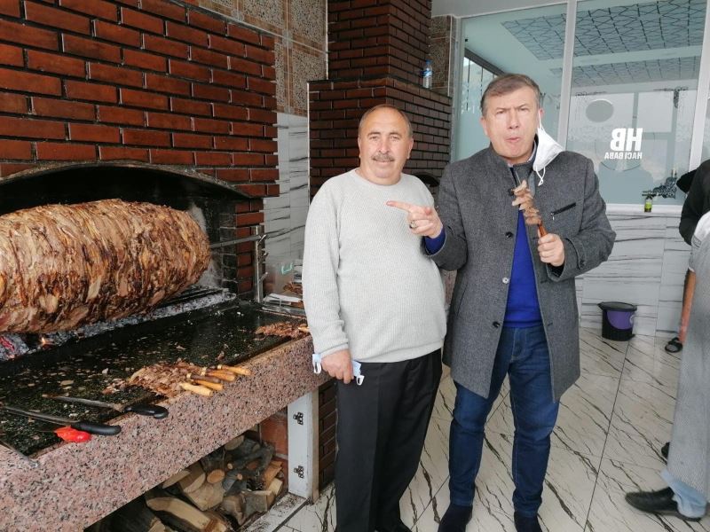 Tanju Çolak, Oltu Cağ kebabının tadına hayran kaldı
