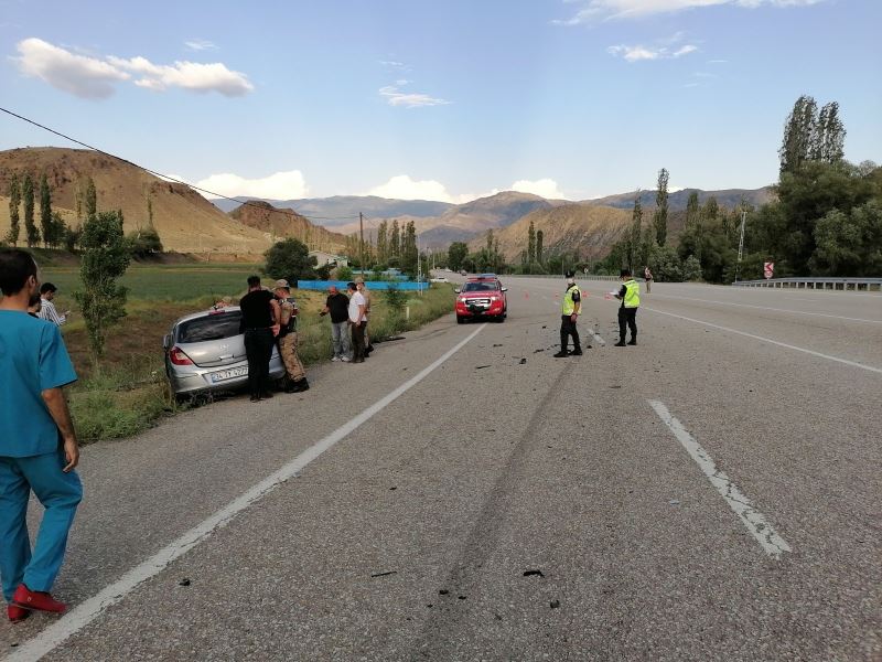 Erzurum’da iki otomobil kafa kafaya çarpıştı: 9 yaralı
