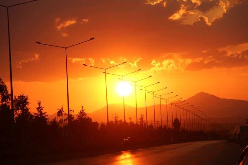 Erzurum’da güneşin masallara konu olan hali görenleri büyüledi
