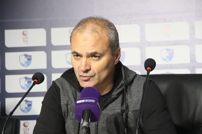 Erkan Sözeri: “Oyuncularımı gönülden kutluyorum, fiziksel eksikliğe rağmen bu savaşı her futbolcu yapamaz”
