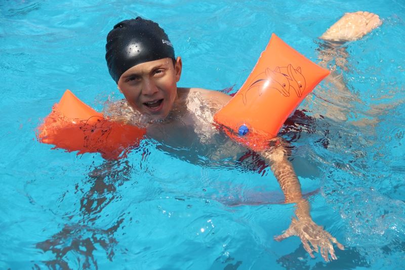 Erzurumlu çocuklar yüzmeyi açık hava yüzme havuzlarında öğreniyor
