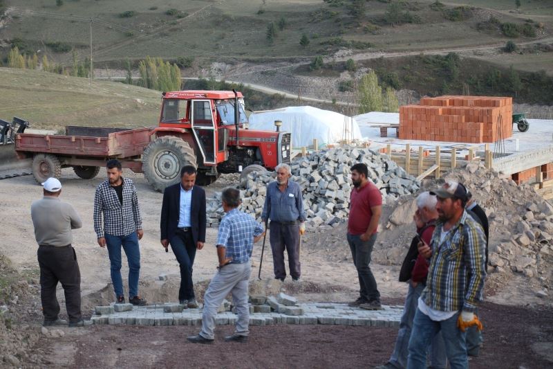 Oltu Belediyesi köylerini kilit taşla kaplıyor
