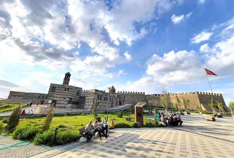 Erzurum Kalesi görsel şölen oluşturuyor