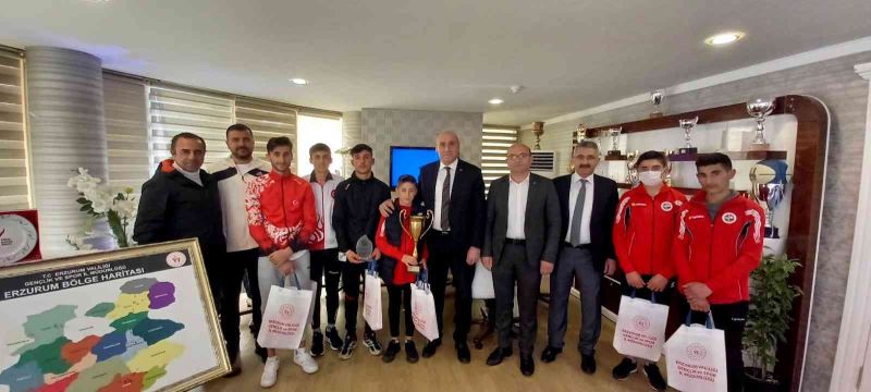 Şampiyon Karayazı Belediyespor Atletizm takımına GSİM’den ödül
