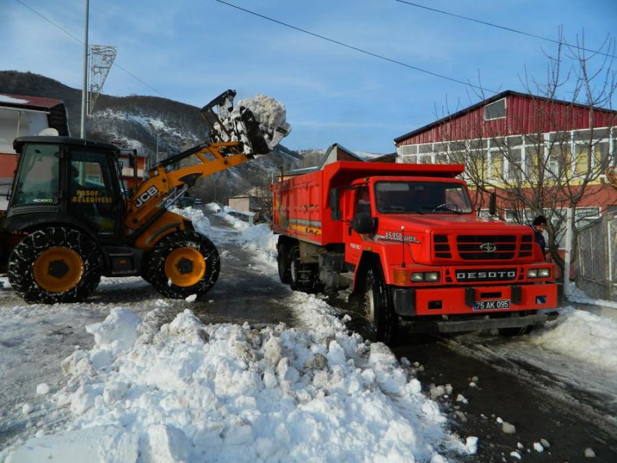 Posof Belediyesi’nin kar çalışması devam ediyor
