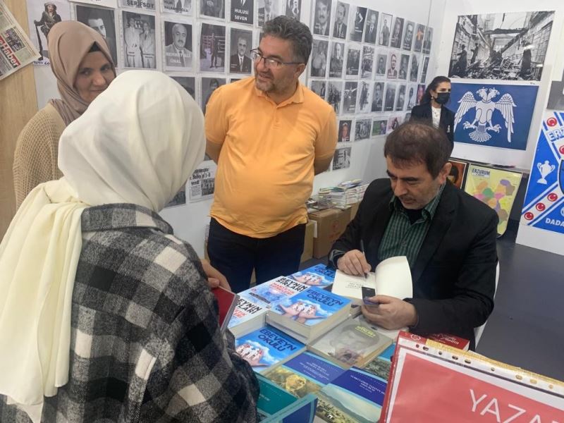 Dr. Mehmet Yavuz kitaplarını imzaladı
