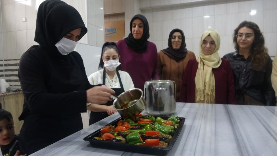 Aşçılık kursuna giden kadınlar kendi iş yerlerini açmayı hedefliyor