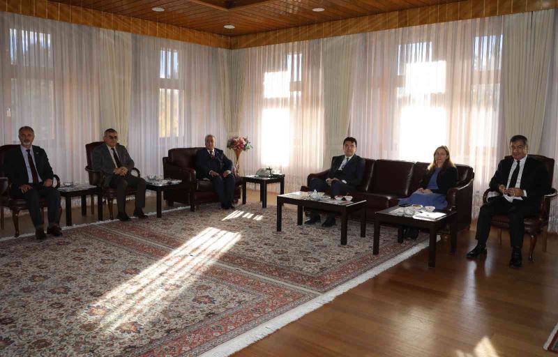 Erzurum Valisi Okay Memiş’ten Rektör Çomaklı’ya tebrik ziyareti
