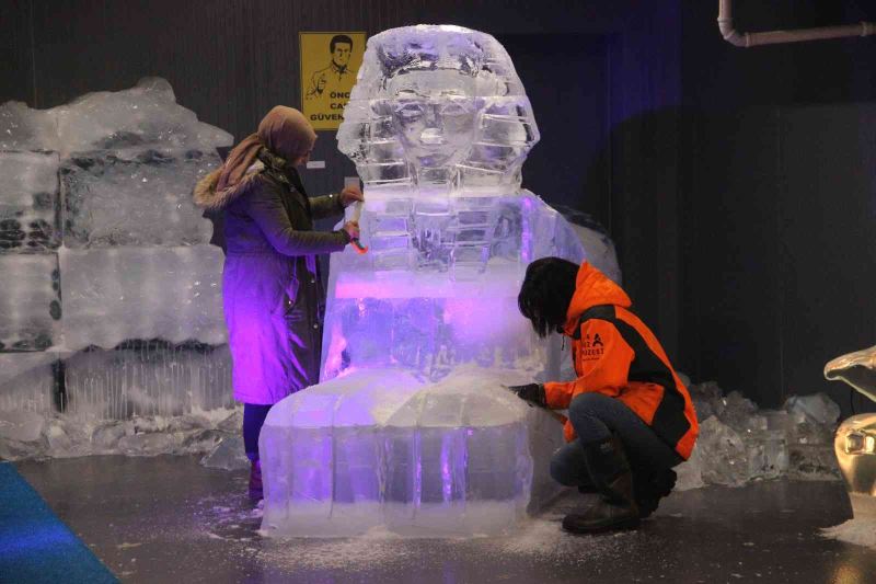 Buzu yontarak heykel yapıyorlar
