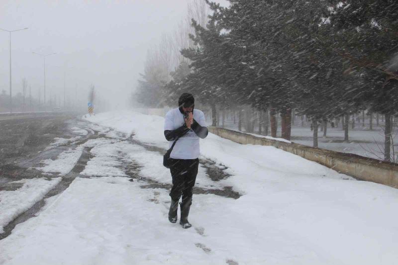 Eşinin 6 yıl önce Amerika’ya götürdüğü oğlu için kar, tipi demeden yürüyerek Türkiye’yi dolaşıyor
