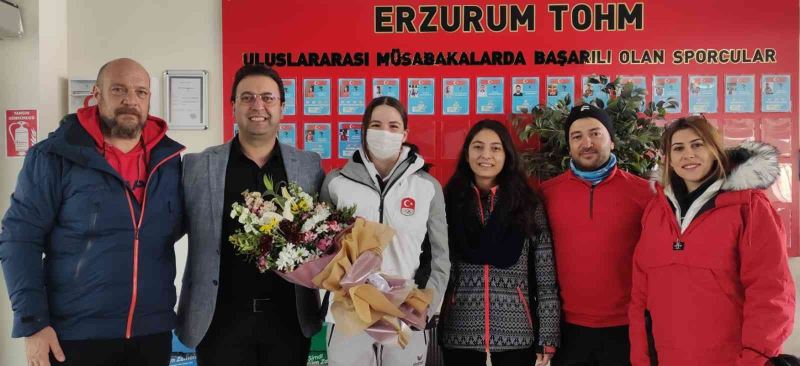 Türkiye’nin kayaktaki gururu Ceren çiçeklerle uğurlandı
