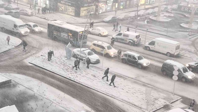 Erzurum’da şiddetli kar fırtınası hayatı olumsuz etkiliyor
