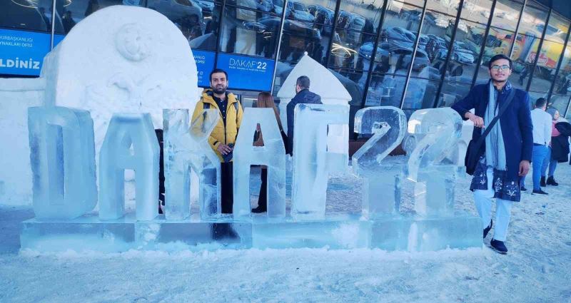 Doğu Anadolu Kariyer Fuarında buzdan heykeller ilgi odağı oldu
