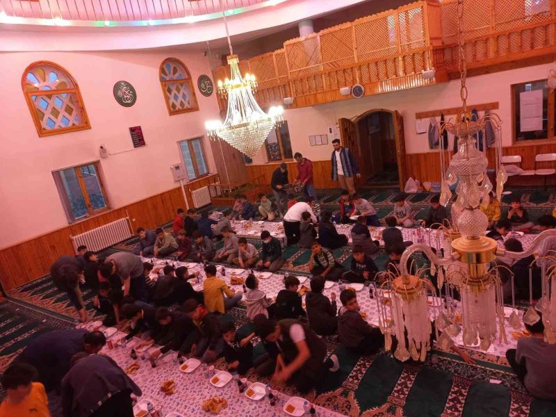 Kuran kursu öğrencilerine medine usulü iftar
