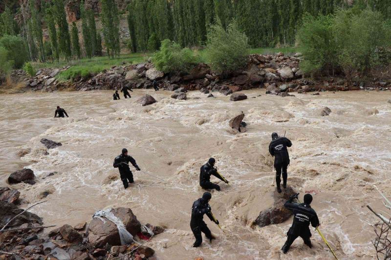 Kaza sonrası suda kaybolan Fevzi Bulut’u bulmak için Ankara’dan özel ekip geldi
