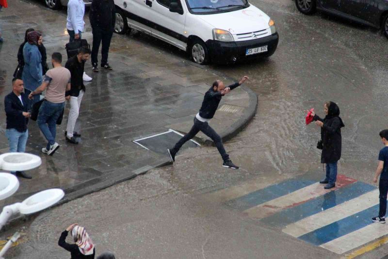 Bu da kaldırımdan atlayış, yağmur suyundan kaçan vatandaşların renkli görüntüleri gülümsetti

