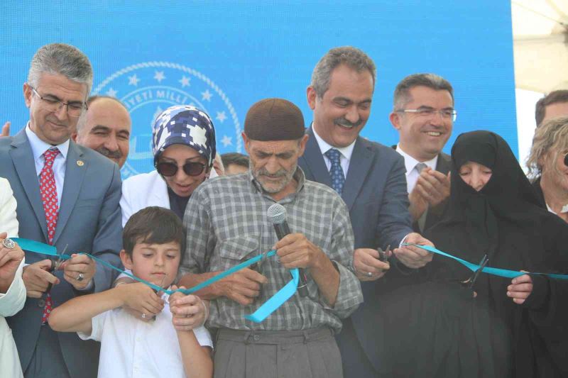 Bakan Mahmut Özer: “2022-2023 yılı Erzurum’da eğitim yatırımı 1 milyar liranın üzerinde olacak”