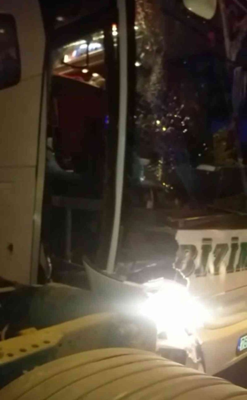 Horasan’da çekici ile yolcu otobüsü çarpıştı