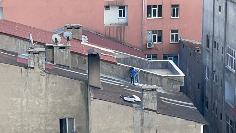 Tatvan’da çatıda tehlikeli tamirat