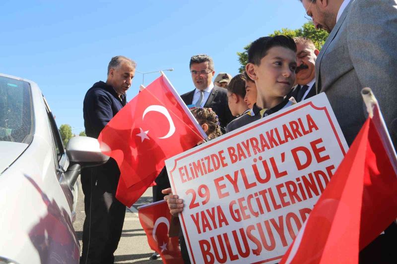 Erzurum’da ‘Yayalara öncelik duruşu, hayata saygı duruşu’ sloganıyla yaya geçitleri kırmızıya boyandı
