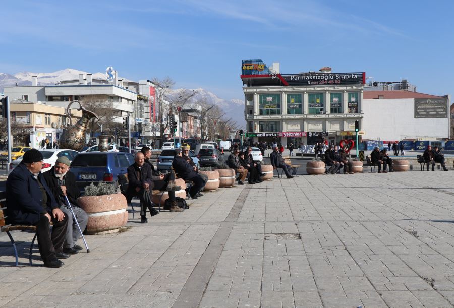  Son yılların en sıcak kış ayını geçiren Erzincan’da vatandaş şaşkın