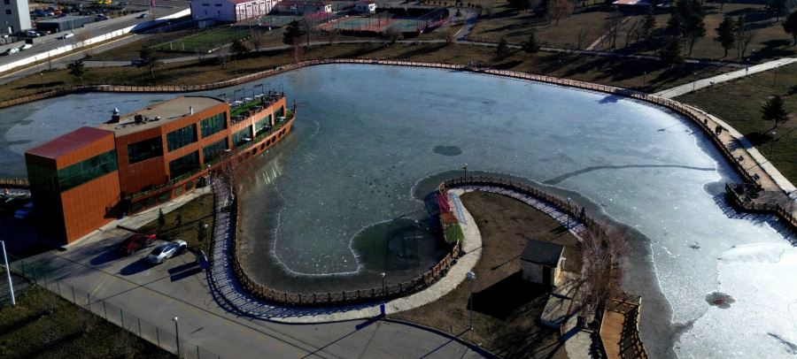 Erzurum’da bir göl, soğuk havanın etkisiyle donarak buz tuttu
