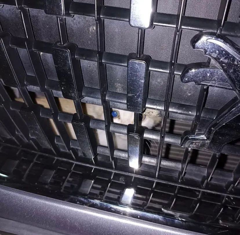 Aracının kaputuna sıkışan kediyi sahiplendi