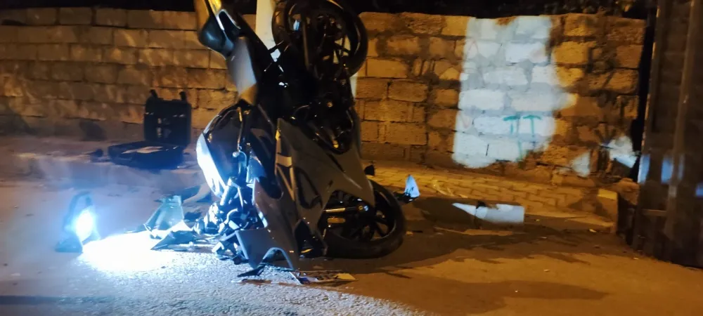 Motosikletle beton direğe çarptı